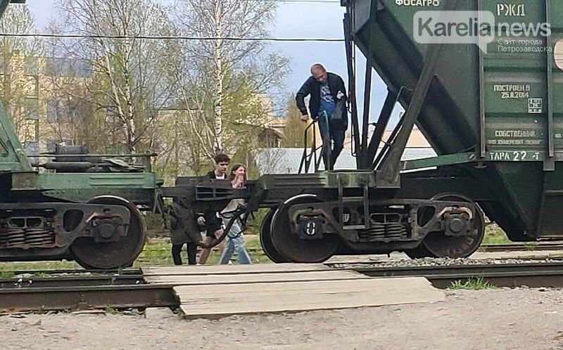 Жители Петрозаводска показали, как не нужно проходить через железнодорожные пути
