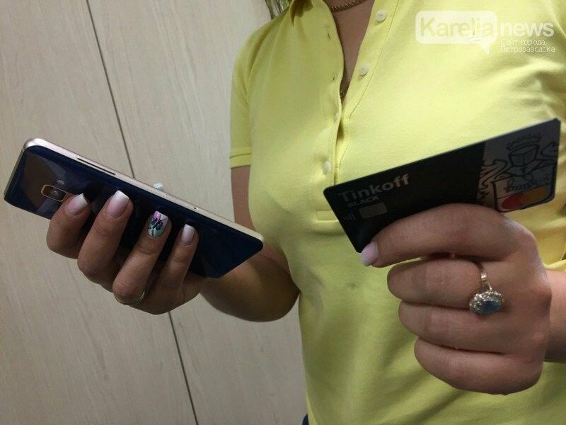 Жительница Медвежьегорска чуть не перевела мошенникам полмиллиона – ее спасла случайность