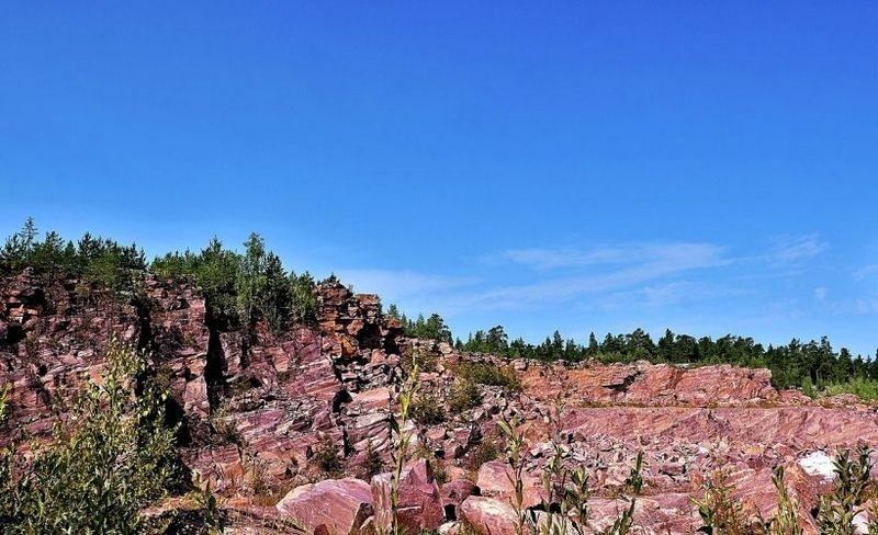 В Прионежском районе 12-летняя девочка упала в карьер