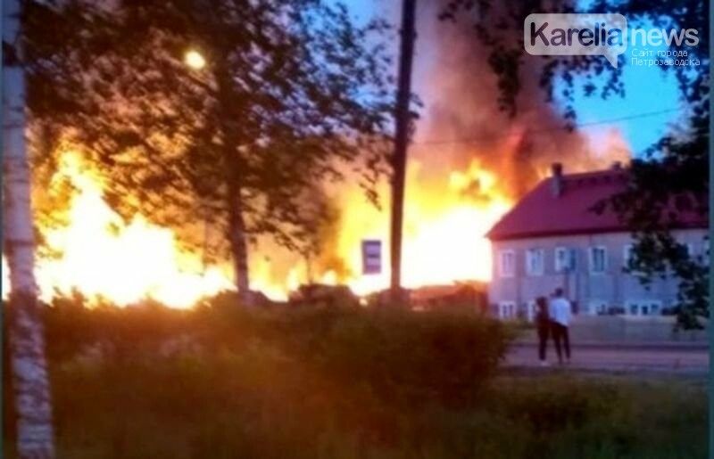 Пожарные шесть часов боролись с огнем в Медвежьегорском районе