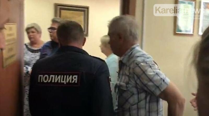 Депутаты Сортавалы «уволили» мэра города и пытались выдавить его из кабинета силой