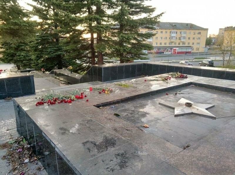 В Кондопоге не горит вечный огонь и мусор на братской могиле. А как же сохранение исторической памяти?