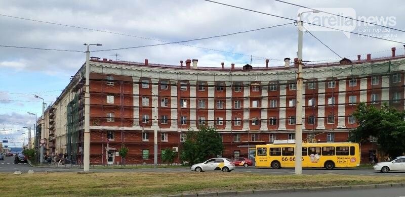 Здания на площади Гагарина в Петрозаводске покрасили в красно-коричневый и украсили колоннами