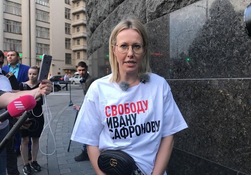 Ксению Собчак и группу журналистов задержали на акции в поддержку задержанного Ивана Сафронова