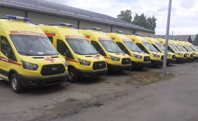 «Мы все в восторге»: районные больницы Карелии получили новые реанимобили «Форд»