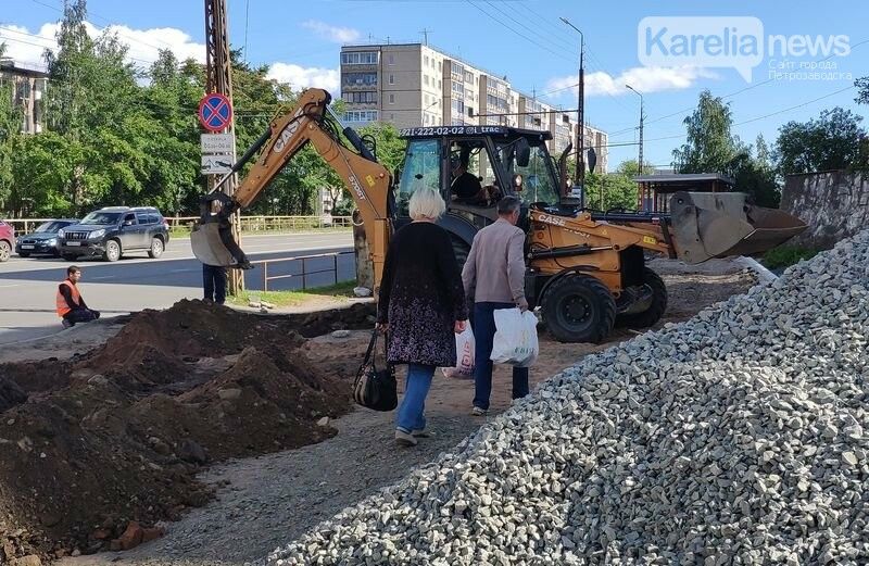 «Все перерыли, пройти негде». Когда доделают тротуары в Петрозаводске