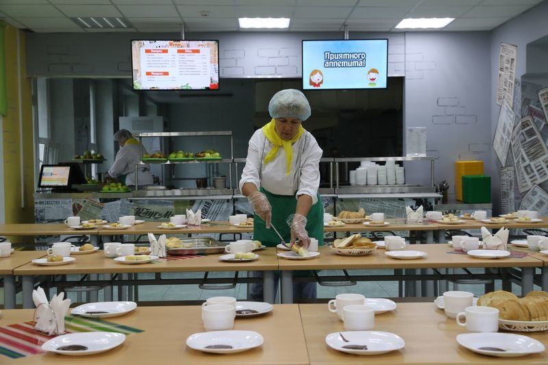 Завтраками накормят, а обедами? В Минобразования рассказали о нюансах бесплатного питания младших школьников