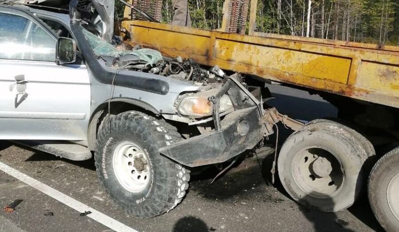 Водитель внедорожника погиб в Карелии после аварии с грузовиком
