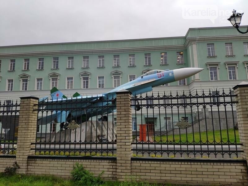 Истребитель «Су-27» покрасили и поставили на постамент около Кадетского училища
