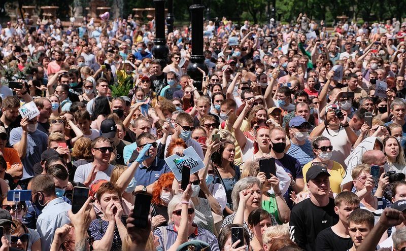 Митинги в помощь? Крупнейший регион в России снял все ограничения по коронавирусу