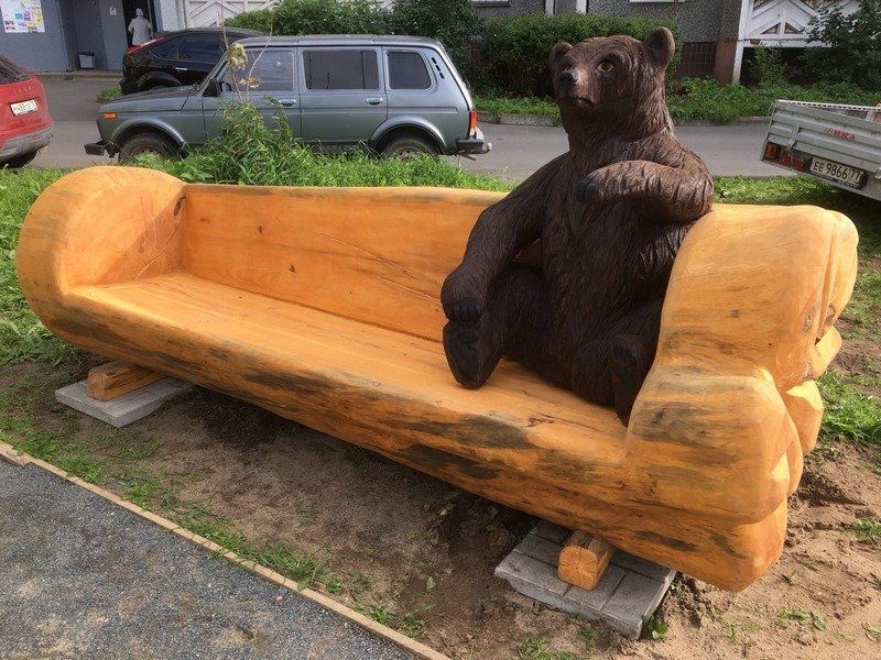 «Медведь в городе!»: в Петрозаводске появилась скульптура мишки, присевшего на скамью