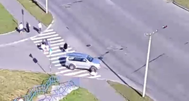 В Петрозаводске водитель внедорожника сбил пешехода на переходе и проехал по нему (ВИДЕО)