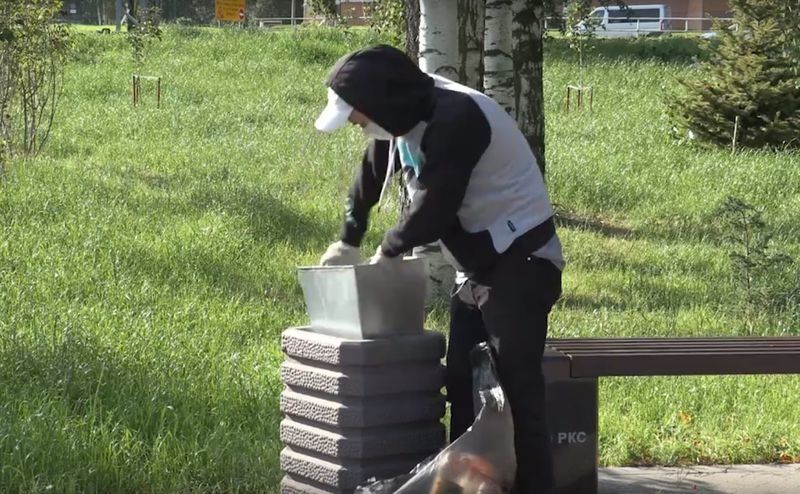 Вандал, повредивший фонтан на набережной Петрозаводска, отрабатывает свой проступок уборкой мусора