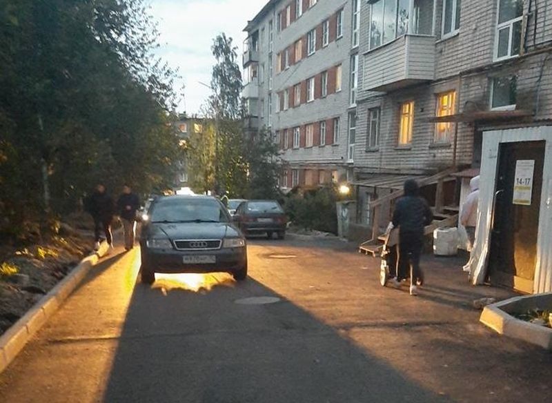 Автомобиль сбил 15-летнюю девочку в одном из дворов Петрозаводска