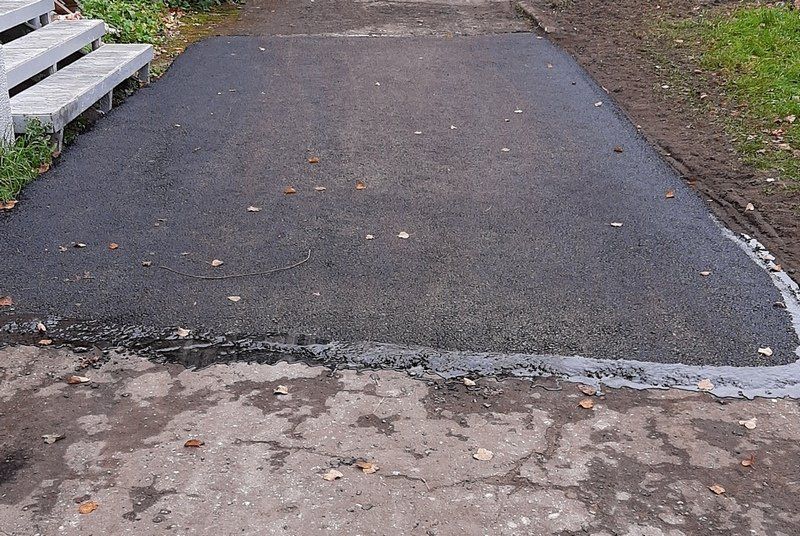 Петрозаводчане считают, что новый асфальт на улице Энгельса положили на старый, в мэрии все отрицают