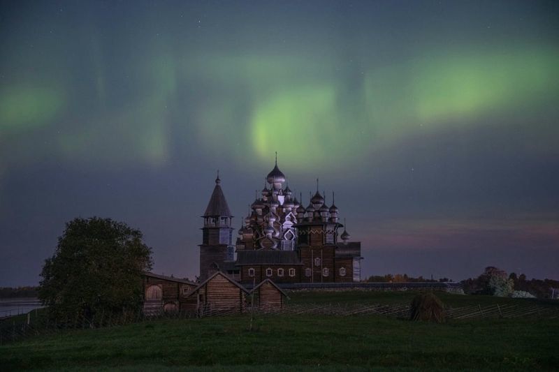 Северное сияние полыхало ночью над Кижским ансамблем