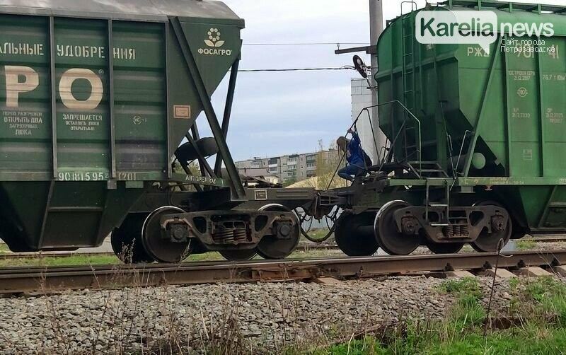 Женщина получила множественные травмы, перелезая под поездом в Карелии