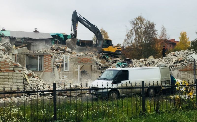В Петрозаводске сносят кирпичное здание бывшего детского сада