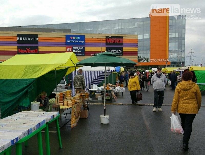 Минимум антиковидных мер и неожиданные товары: как в Петрозаводске проходит сельскохозяйственная ярмарка