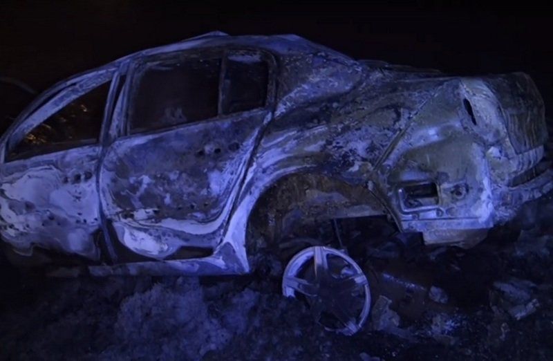 В Петрозаводске на Кукковке сгорел припаркованный во дворе автомобиль