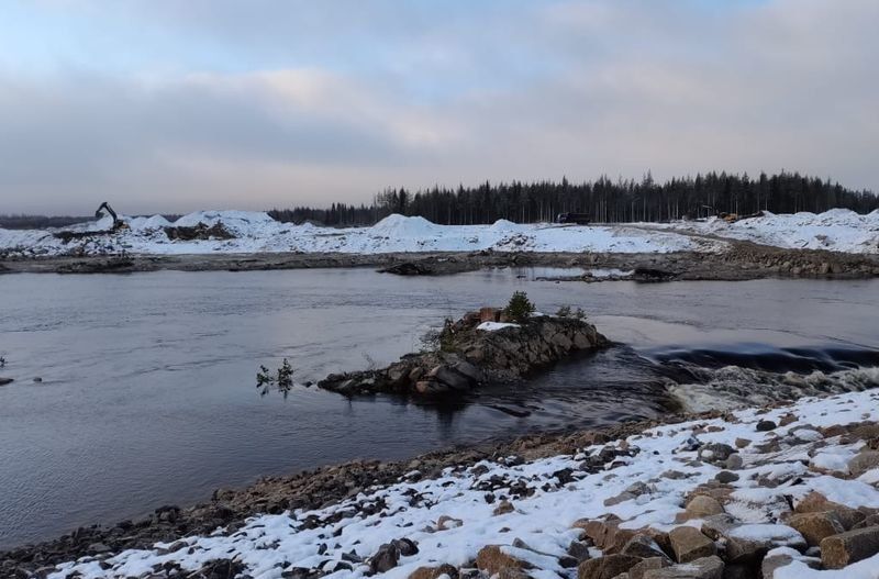 Глава Карелии поручил проверить, связаны ли с аварией на Белопорожских ГЭС масляные пятна в реке