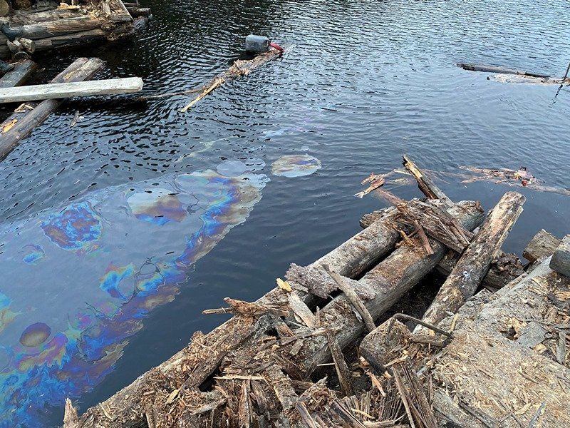 Нефтепродукты попали в реку в Карелии после аварии с лесовозом