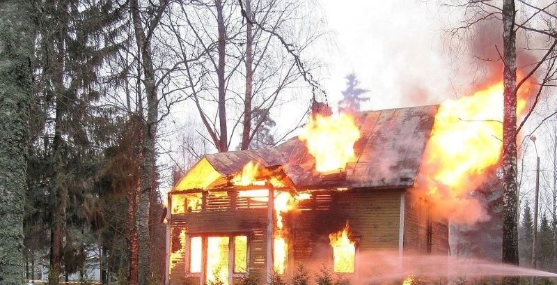 В Карелии на пожаре в частном доме погибли люди