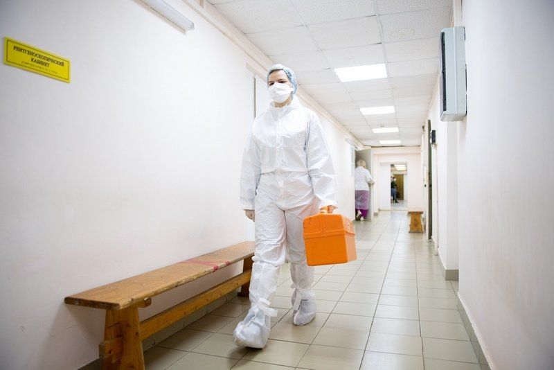 Дополнительные лаборатории, медики из других регионов и новое оборудование: что предпринимается для борьбы с ковидом