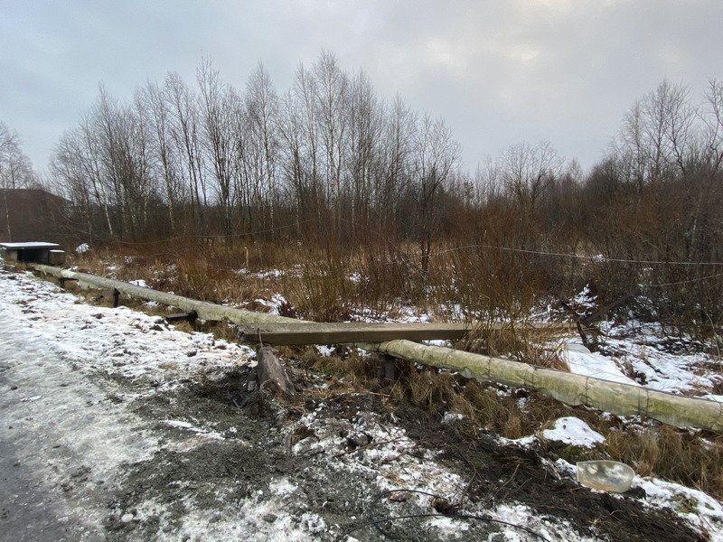 В Янишполе автомобиль сбил железобетонную опору линии электропередач
