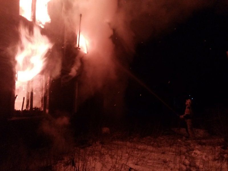 В поселке Лоухи сгорело двухэтажное деревянное здание