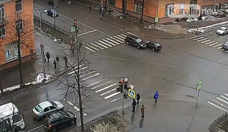 В центре Петрозаводска два автомобиля не поделили пустой перекресток