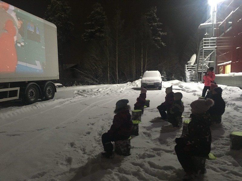 В Костомукше открыли уличный кинотеатр для детей