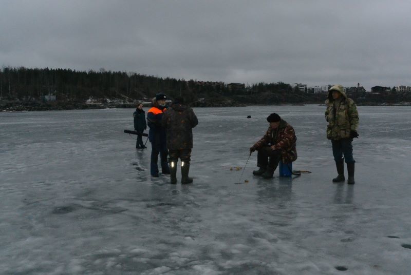 Сотрудники ГИМС измерили толщину льда на водоемах Петрозаводска