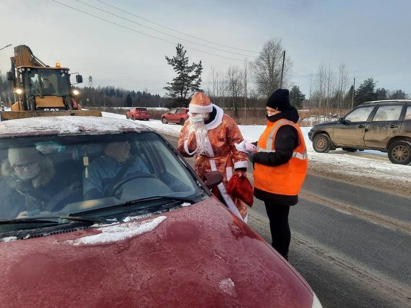 В Петрозаводске «железнодорожный» Дед Мороз поздравил автомобилистов с Новым годом