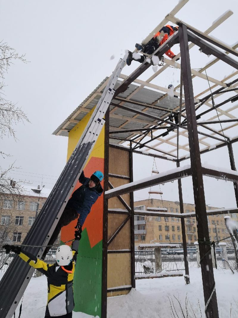 В праздничные дни в Петрозаводске не останавливается обустройство скаутского городка и скалодрома