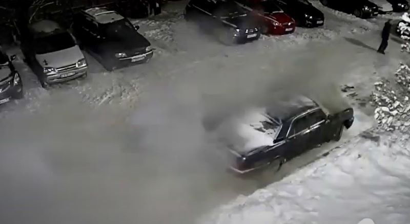 Припаркованный автомобиль полыхал открытым пламенем в одном из дворов Петрозаводска
