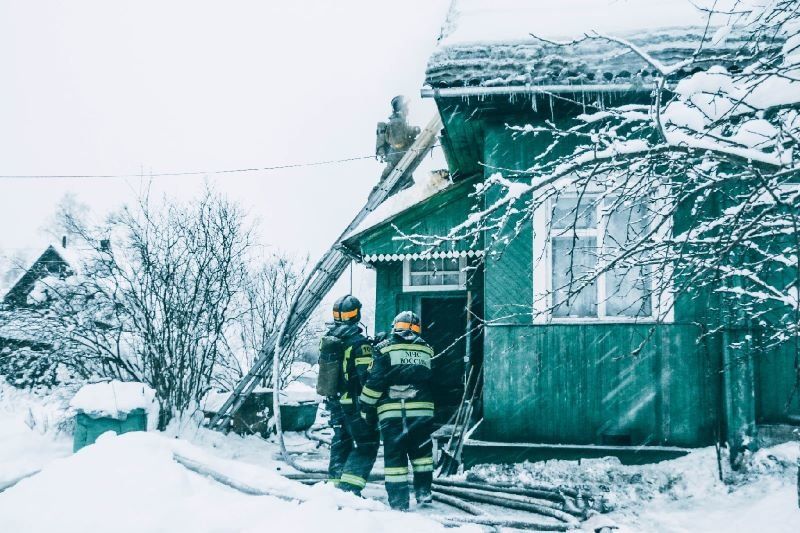 Во время пожара в Петрозаводске обнаружено тело женщины. Следственный комитет проводит проверку