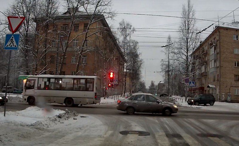 В центре Петрозаводска внедорожник проехал по тротуару в нескольких метрах от пешеходов