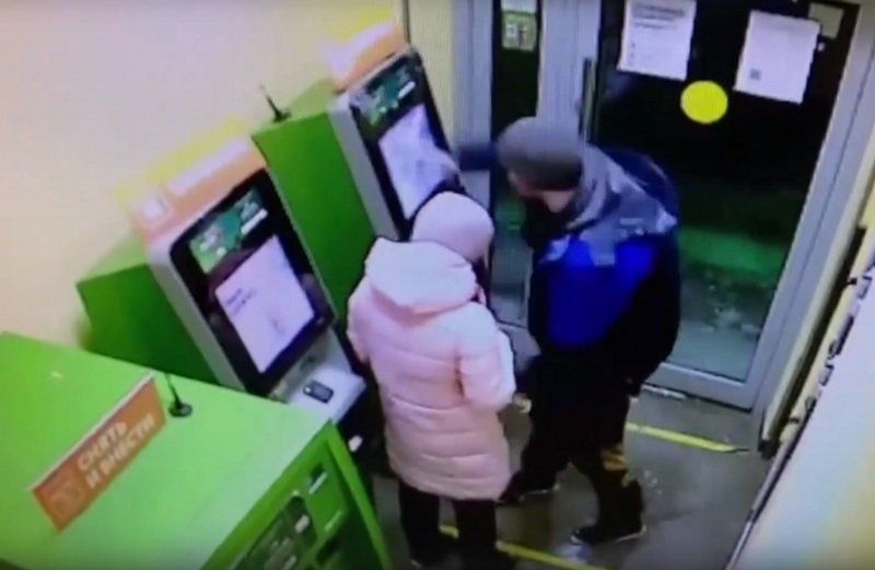 Полиция разыскивает молодого человека, разбившего банкомат в Петрозводске