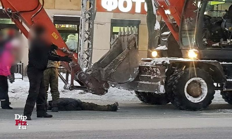 Опознан пешеход, который попал в Петрозаводске под экскаватор