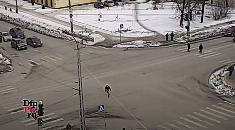В Петрозаводске мужчина несколько минут бегал по оживленному перекрестку