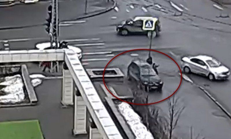 В Петрозаводске водитель проехал в паре шагов от женщины с ребенком