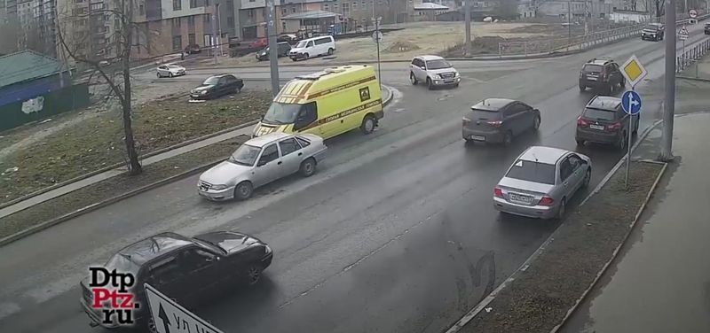 Скорая помощь и легковой автомобиль столкнулись в Петрозаводске