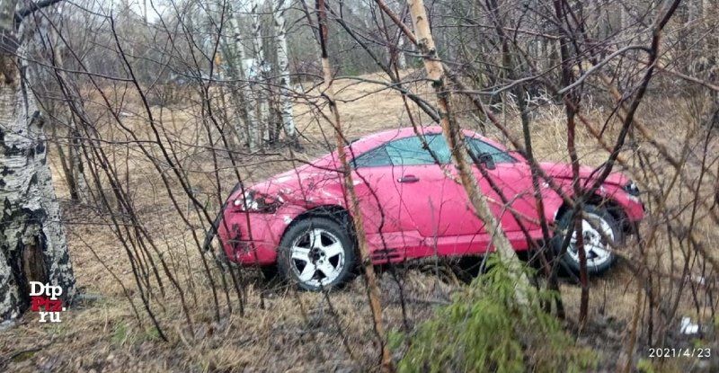 В Петрозаводске автомобиль после ДТП перелетел через тротуар и приземлился в лесополосе