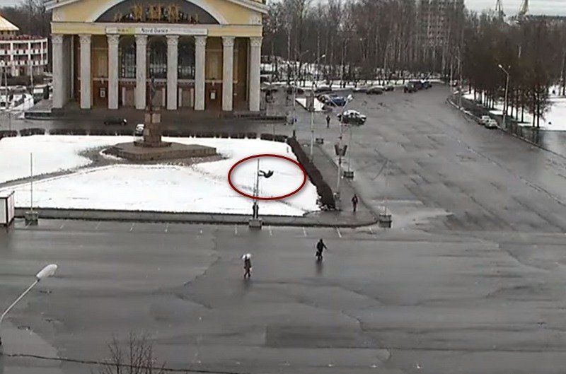 Электромонтер, который сорвался с пятиметровой высоты на площади Кирова, пришел в себя