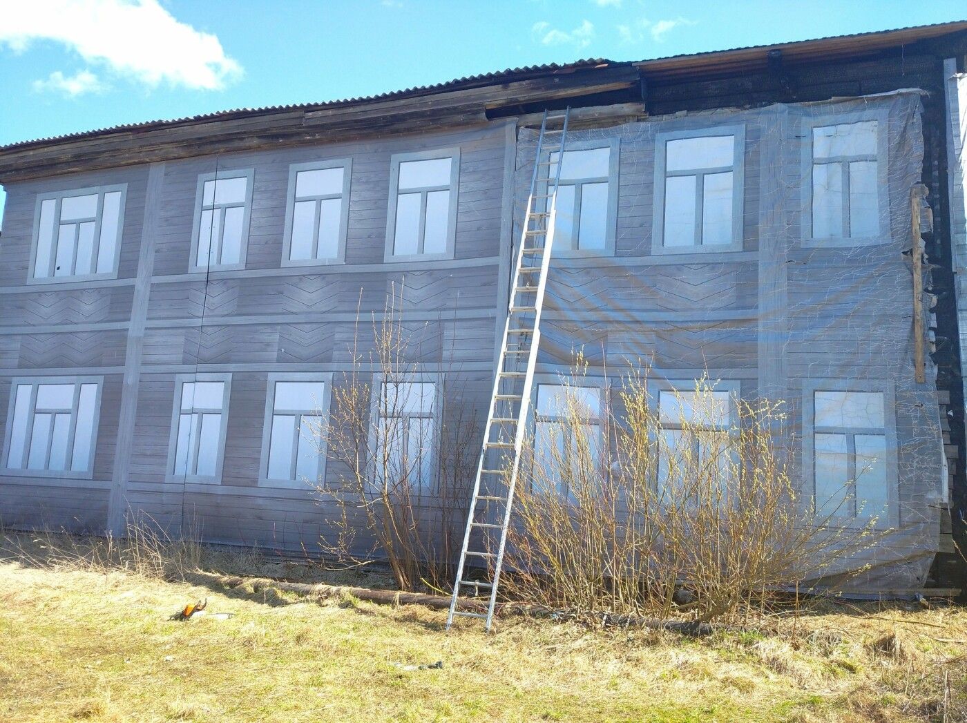 Старое здание Екатерининской гимназии в Олонце закрыли баннером