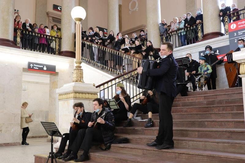 На железнодорожном вокзале в Петрозаводске состоялся концерт ко Дню Победы
