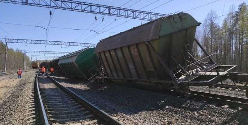 Опубликованы фото и видео с места схода 14 вагонов поезда в Карелии