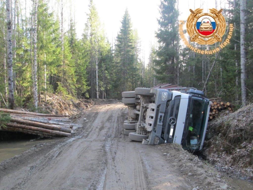 Грузовик съехал в кювет и перевернулся в Пряжинском районе