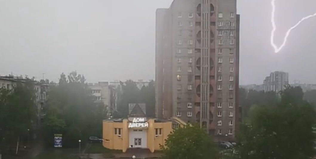 Молния ударила в телевышку в Петрозаводске